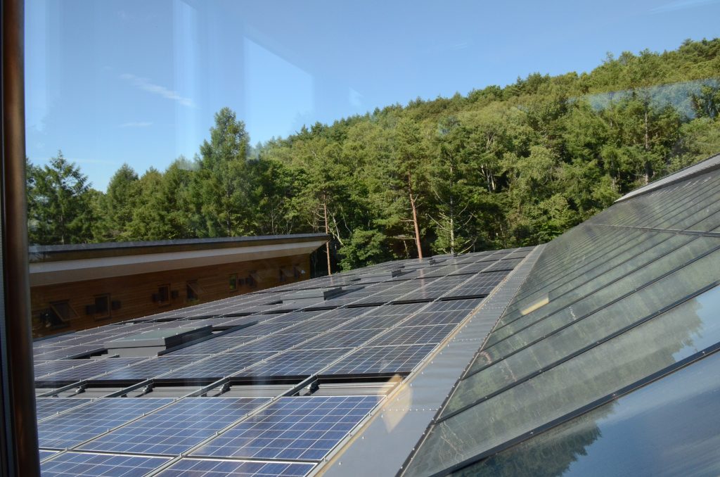 Tudo o que há de mais moderno em produção de energia foi instalado no Escritório na Floresta, tais como painéis solares e maquinário que produz/aproveita biomassa.