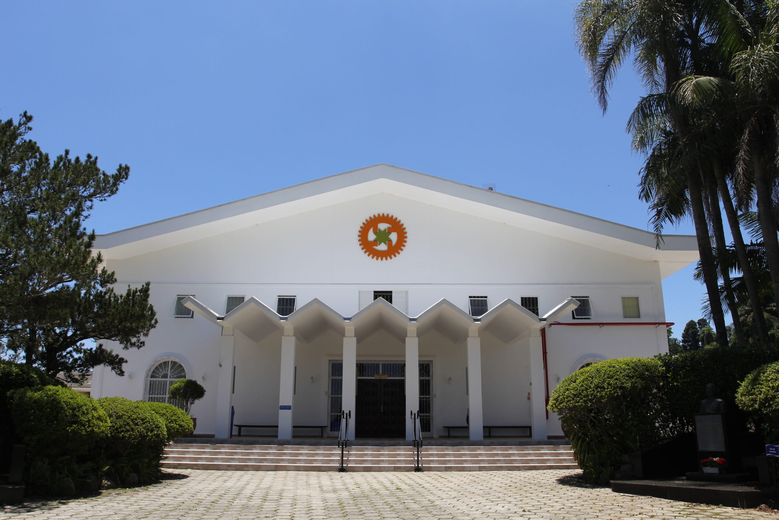 Fachada Academia de Ibiuna 1 scaled Academias e Seminários - Academias As Academias de Treinamento Espiritual da Seicho-No-Ie estão localizadas em todas as regiões do Brasil. De norte a sul, de leste a oeste, temos um lugar para nos reunirmos e aprimorar o nosso espírito. 
