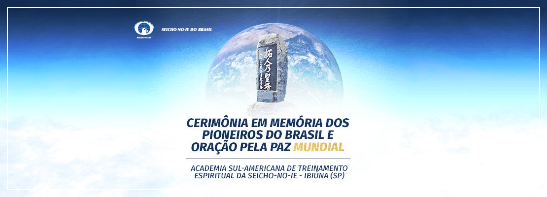 Topo pagina Cerimonia em Memoria dos Pioneiros 2 Cerimônia em Memória dos Pioneiros do Brasil e Oração Pela Paz Mundial - 7/9/2025 9h Em uma pedra natural de 6 toneladas, foram cunhadas pelo Preletor Hisao Setani as seguintes palavras, a partir da escrita do próprio Sagrado Mestre Masaharu Taniguchi: MONUMENTO AOS PIONEIROS, e ao lado desses dizeres: Monumento em memória aos desbravadores do Brasil. O próprio Mestre inaugurou o Monumento no  dia 29/08/1963, que passou a fazer parte do Santuário Hōzō e a partir de então, todos os anos é celebrada com grande pompa a Cerimônia em Memória dos Pioneiros do Brasil, no dia 7 de Setembro. E nas grandes Cerimônias realizadas na Academia, é realizada a Cerimônia de Consagração de Flores no monumento e proferidas as palavras de gratidão.