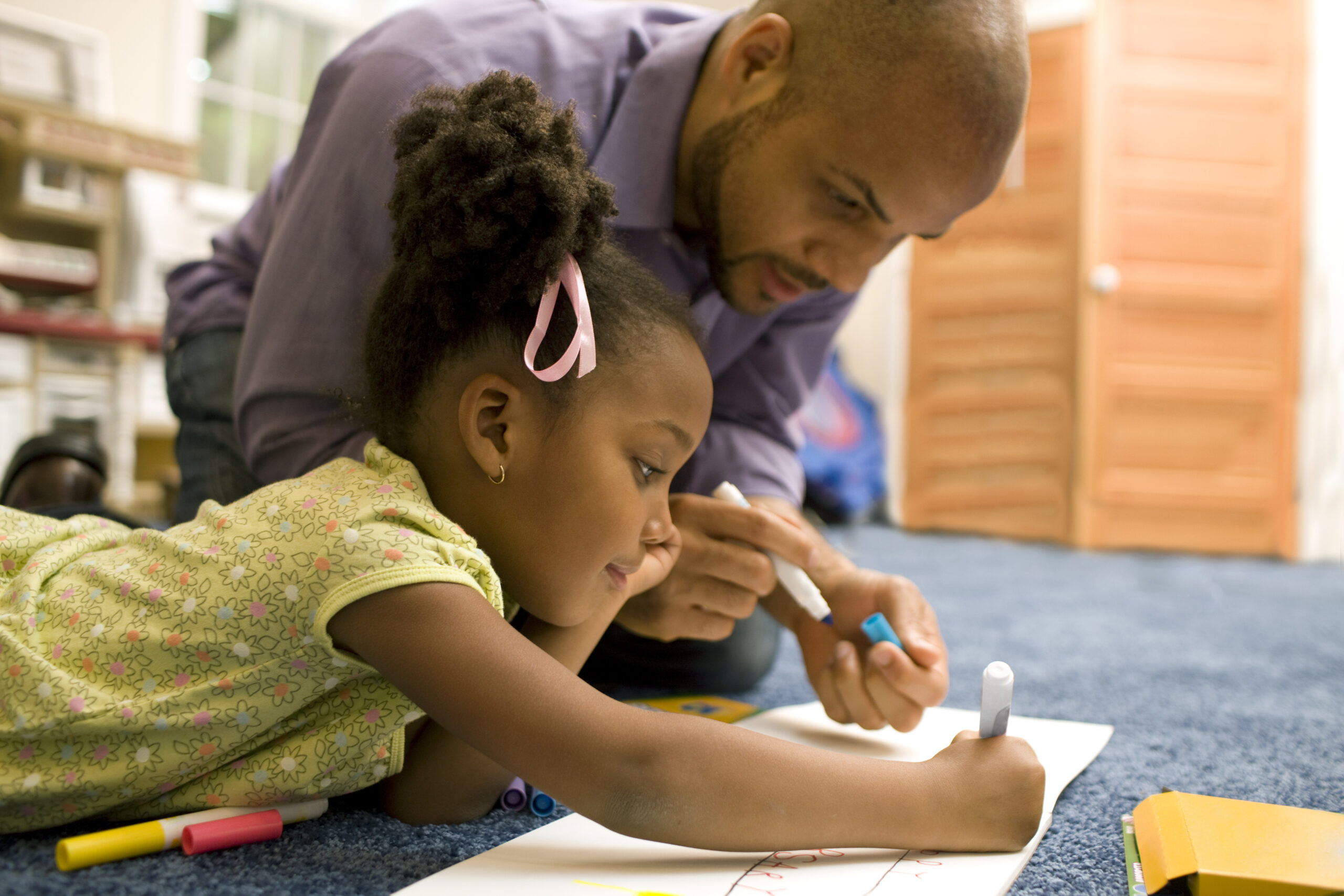 Pai e filha scaled A escola é a única responsável por educar os filhos?