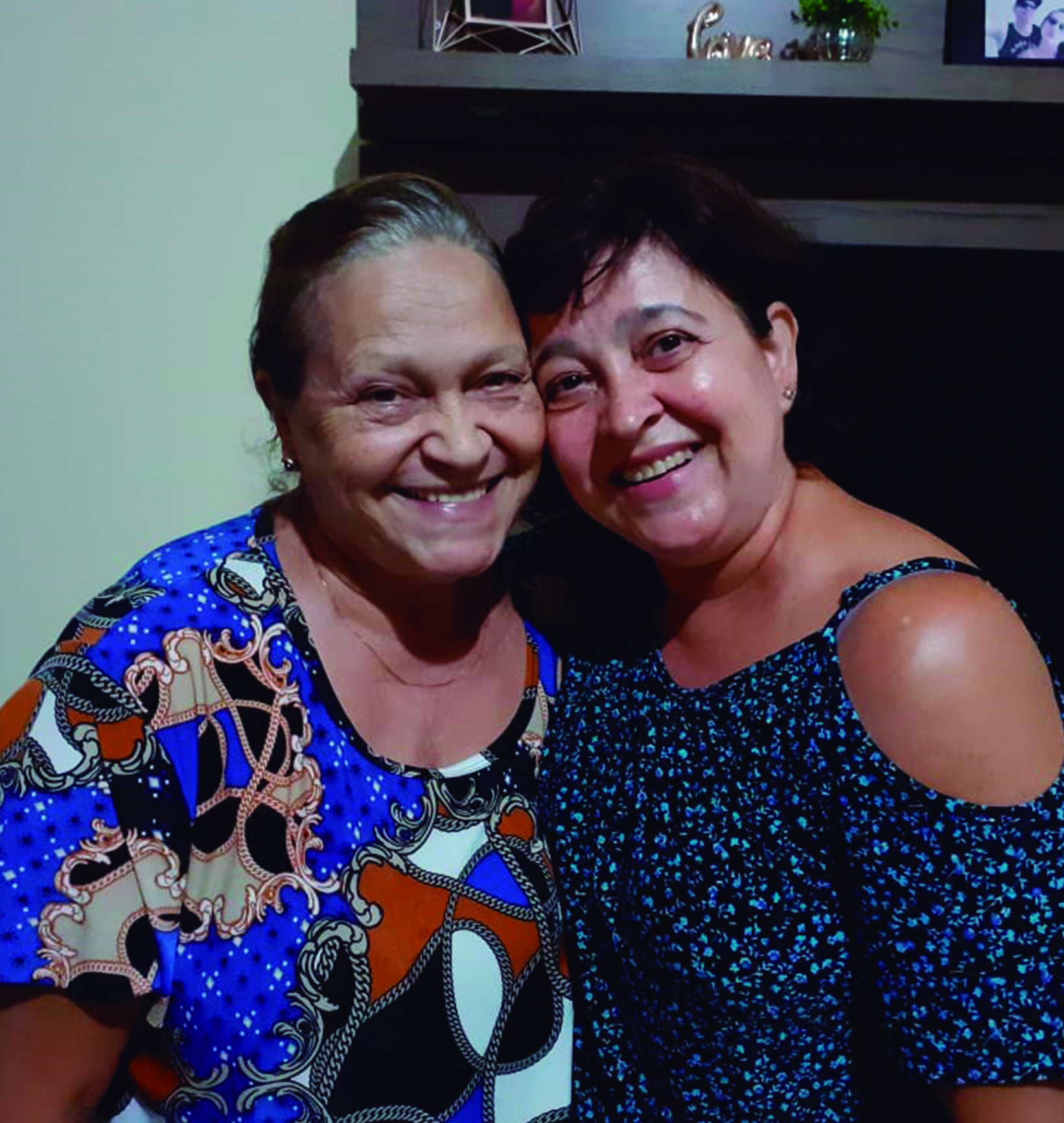 Prela. Miriam e mae Reconciliar-se com os pais é a fonte da felicidade Olá! Meu nome é Mirian Regina Silva Fontes; conheci a Seicho-No-Ie em 1988, na cidade de Mogi-Guaçu, minha cidade natal, localizada no interior do estado de São Paulo. Sou Preletora da Seicho-No-Ie há 25 anos, e atualmente trabalho na Superintendência da Associação Pomba Branca da SEICHO-NO-IE DO BRASIL, como Coordenadora da Equipe Centro-Oeste e do Departamento Infantil e Kodomokai da SEICHO-NO-IE DO BRASIL. Venho compartilhar minha história de felicidade, conquistada graças às práticas do Ensinamento da Seicho-No-Ie em minha vida.
Sempre fui uma pessoa religiosa, sempre gostei de rezar. Porém, quando mais jovem, nutria um sentimento de revolta contra Deus. Isso porque, quando estava com 7 anos de idade, minha mãe resolveu sair de casa para viver com outra pessoa, deixando a mim, meu pai e meus dois irmãos. Para ajudar na criação dos filhos, meu pai optou por morarmos com meu avô paterno, que era um homem muito bravo, muito rígido. Nós três, como todas as crianças, corríamos durante as brincadeiras em casa e fazíamos os barulhos naturais da vida na infância, mas esse meu avô não tinha paciência e acabávamos apanhando sempre. Apanhamos muito. Cresci profundamente triste, porque quando apanhávamos eu pensava que, se minha mãe não tivesse ido embora, nós não estaríamos passando por aquilo. Eu queria ter aquela mãe amorosa que eu ouvia minhas amigas comentando, mas a minha não estava ali. Fui nutrindo sentimento de ódio pela minha mãe, pois me sentia lesada pela conduta dela.
A vida foi passando, e eu cresci com esses sentimentos de tristeza e revolta. Pensava que tinha nascido para ser infeliz e que assim seria até o fim. Quando estava com 20 anos, comecei a trabalhar num banco e uma querida amiga do trabalho me deu uma revista da Seicho-No-Ie. Lá estava escrito que podemos ser felizes, mediante nossa transformação. Identifiquei-me prontamente com o Ensinamento, me apaixonei por ele, e passei a frequentar as reuniões da Seicho-No-Ie na Associação Local da minha cidade. Aprendi diversas coisas maravilhosas nessas reuniões, entre elas o Ensinamento que consta na Revelação Divina da Grande Harmonia, do livro Revelações Divinas (Masaharu Taniguchi, 1ª ed., 2012, p. 13). Essa Revelação orienta que devemos ser gratos aos pais, pois quem não é grato aos pais não está em conformidade com a vontade de Deus. Entendi que precisava resolver essa questão com a minha mãe.
Passei a fazer a Oração para Reconciliar, que consta no livreto “Shinsokan e outras orações- Meditação para Contemplar a Deus ”(Masaharu Taniguchi, 37ª impr., 2010, p. 34), mas mesmo assim não conseguia transformar o ódio em amor. Continuei frequentando as reuniões, e mesmo depois de alguns anos na Seicho-No-Ie continuava da mesma forma. Até que fui participar de um Seminário de Treinamento Espiritual na Academia Sul-Americana de Treinamento Espiritual da Seicho-No-Ie de Ibiúna – SP. Os seminários da Seicho-No-Ie nas academias oferecem vivências, palestras e práticas que nos auxiliam muito na transformação interior que buscamos. Neste seminário, durante uma palestra do Preletor Ênio Maçaki Hara, tomei a decisão de me reconciliar com a minha mãe. Essa questão em aberto estava atrapalhando várias coisas em minha vida. Os pais são como portas para a felicidade. Quando temos amor por eles, encontramos tudo que precisamos na vida. Porém, quando mantemos sentimentos desarmoniosos com relação a eles, ainda que tenhamos razão para isso, as “saídas” para a vida parecem estar fechadas.
Nessa época, estava morando com a minha mãe, exatamente para resolver todas essas questões.  Apesar de ter tomado a decisão de perdoar, ainda não conseguia sentir amor. Então, fui participar de outro seminário, o Seminário para Jovens Mulheres, realizado pela Associação dos Jovens da SEICHO-NO-IE DO BRASIL (AJSI/BR). Este seminário é tradicionalmente realizado durante o feriado de Páscoa. Dediquei todas as práticas daquele seminário para o objetivo de me reconciliar com a minha mãe. Quando retornei, tomei coragem, joguei a mala num canto e fui procurar minha mãe. Encontrei-a lavando louça, na pia da cozinha. Ajoelhei-me no chão, abracei os pés dela, e pedi perdão, do fundo do coração. Foi emocionante. Ficamos abraçadas ali, durante uns 10 minutos, e pela primeira vez conversamos sobre os motivos que a levaram a sair da nossa vida naquela época. Só então pude conhecer sua versão da história e entender os sentimentos dela. Justamente num Domingo de Páscoa, data que representa renascimento e libertação, realmente renasci. Daquele momento em diante, toda a minha vida mudou. Com a minha reconciliação, meus irmãos também se reconciliaram com ela; a prosperidade surgiu em nossa vida e logo depois conheci minha alma gêmea, com quem hoje tenho duas filhas maravilhosas e sou plenamente feliz.  Estamos casados há 24 anos.
Sou testemunha de que o amor tudo cura, tudo resolve. Não é fácil nos ajoelharmos diante de alguém que até então odiávamos, que nos causou algum sofrimento e que por isso nos julgamos na posição de quem tem razão. Porém, a vida não é tão simples, e como seres humanos todos nós erramos vez ou outra, de modo que precisamos aprender a nos perdoar e a perdoar as outras pessoas também. Precisamos tomar a iniciativa de compreender o outro, especialmente nossos pais, pois enquanto não nos reconciliamos e não curamos os sentimentos de raiva, de mágoa, ficamos amarrados na situação e não conseguimos evoluir em todos os sentidos. Isso é necessário mesmo que eles não estejam mais neste plano.
Para quem estiver passando por uma situação de desarmonia com os pais, aconselho a fazer uma reflexão e tomar a decisão de perdoar. Isso fará bem a você e toda a família. Mesmo que não sejam os pais biológicos, na Seicho-No-Ie aprendemos que os pais adotivos são nossos pais também, assim designados por Deus para cumprir essa missão conosco. Eles merecem nossa total gratidão. Os pais biológicos também merecem profunda gratidão porque nos trouxeram à vida. Quando conseguimos amar, principalmente os pais, tudo se transforma; nossa vida passa a ter um rumo positivo, conseguimos conquistar a felicidade e encontrar a paz, que é a conquista mais importante de todas. Muito obrigada! Reuniões da Seicho-No-Ie para crianças em idioma japonês