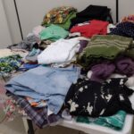 Capa Voluntárias do Gabinete de Assistência Social e Filantropia Reciclam Vestimentas e Produzem Centenas de Peças de Roupa