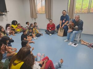 INFANTIL MUSICA 4 Seminario para educadores ibiúna 2024 2 Na Academia há o Espaço Querubim para as crianças. Os pais enquanto participam do Seminário, os filhos ficam nesse espaço participando de diversas atividades. Tem a hora da história, brincadeiras, momentos de oração, música,  muita diversão e teve até comemoração de aniversário. As crianças ensaiaram uma apresentação e na programação para os pais elas se apresentaram no "Show das Crianças". É um momento muito gratificante para os pais e de felicidade para as crianças. 