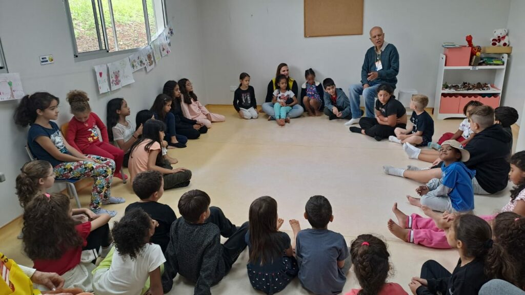 infantil hora da historia 5 Seminario para educadores ibiúna 2024 2 Na Academia há o Espaço Querubim para as crianças. Os pais enquanto participam do Seminário, os filhos ficam nesse espaço participando de diversas atividades. Tem a hora da história, brincadeiras, momentos de oração, música,  muita diversão e teve até comemoração de aniversário. As crianças ensaiaram uma apresentação e na programação para os pais elas se apresentaram no "Show das Crianças". É um momento muito gratificante para os pais e de felicidade para as crianças. 