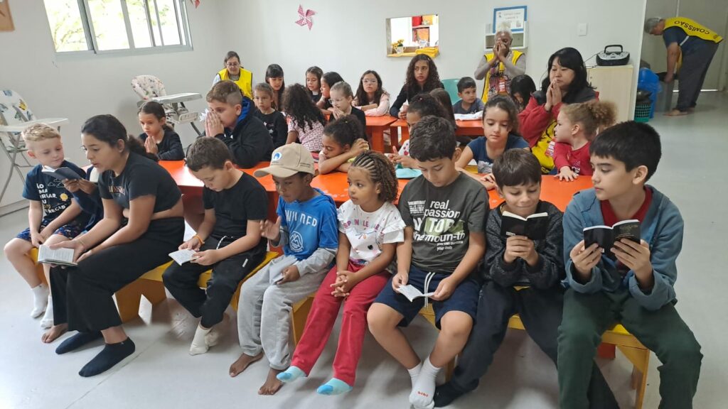 infantil oracao 4 Seminario para educadores ibiúna 2024 2 Na Academia há o Espaço Querubim para as crianças. Os pais enquanto participam do Seminário, os filhos ficam nesse espaço participando de diversas atividades. Tem a hora da história, brincadeiras, momentos de oração, música,  muita diversão e teve até comemoração de aniversário. As crianças ensaiaram uma apresentação e na programação para os pais elas se apresentaram no "Show das Crianças". É um momento muito gratificante para os pais e de felicidade para as crianças. 