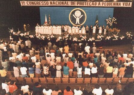 1o Congresso Nacional de Protecao a Pequena Vida Associação Pomba Branca da SEICHO-NO-IE DO BRASIL: 70 anos de feitos edificantes Acompanhe, neste artigo especial, os principais acontecimentos que transformaram a Associação Pomba Branca (APB) da SEICHO-NO-IE DO BRASIL (SNI/BR) em uma referência espiritual, social, educacional, ambiental e familiar ao longo das últimas sete décadas.