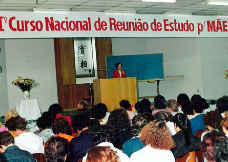 1o Curso Nacional de Reuniao de Estudo para Maes Associação Pomba Branca da SEICHO-NO-IE DO BRASIL: 70 anos de feitos edificantes Acompanhe, neste artigo especial, os principais acontecimentos que transformaram a Associação Pomba Branca (APB) da SEICHO-NO-IE DO BRASIL (SNI/BR) em uma referência espiritual, social, educacional, ambiental e familiar ao longo das últimas sete décadas.