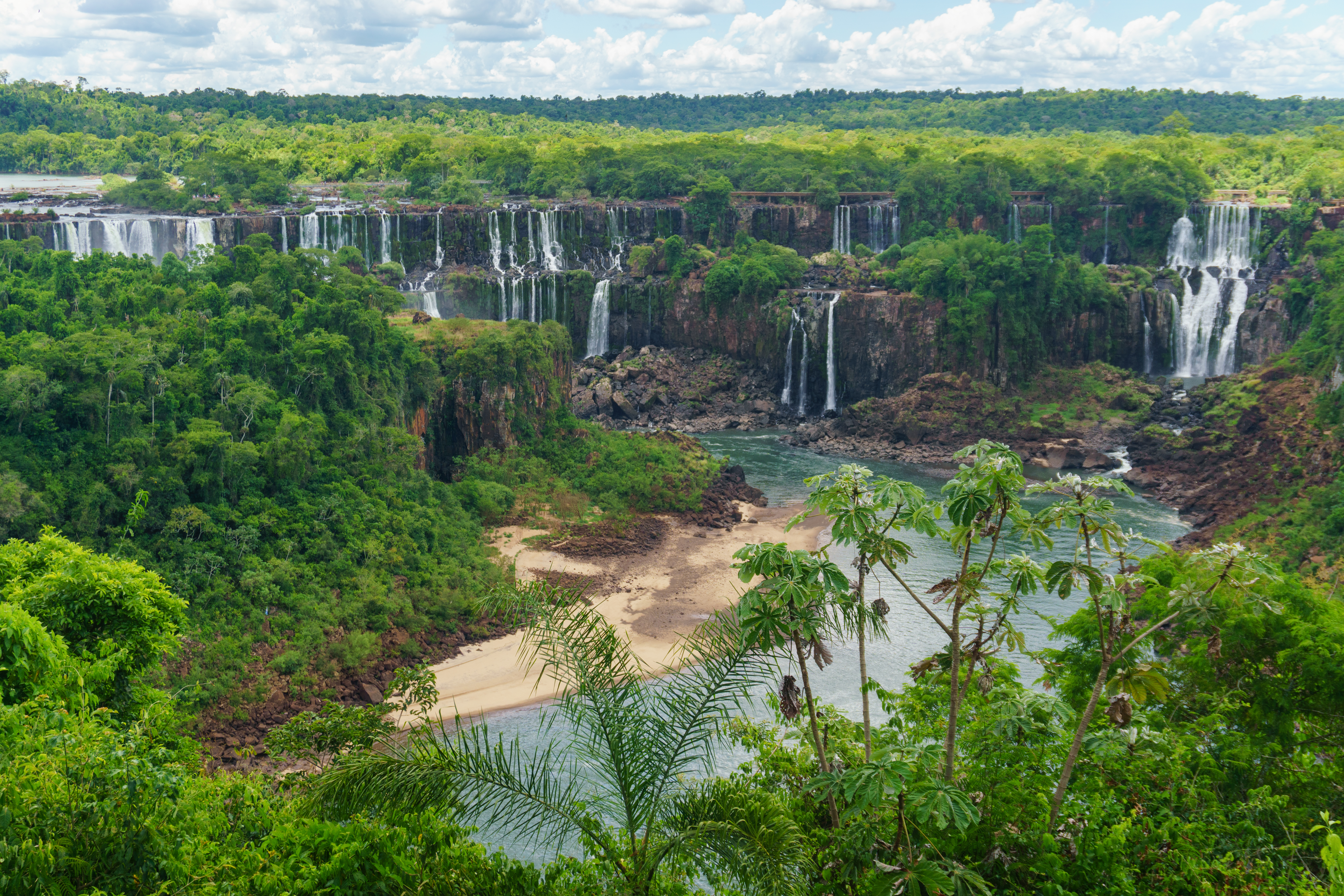 iguazu falls is a series of waterfalls on the bord 2025 03 09 03 01 02 utc Encontro Nacional para Casais A SEICHO-NO-IE DO BRASIL realizará o 9º Encontro Nacional para Casais, entre 9 a 12 de outubro de 2025, na encantadora cidade de Foz do Iguaçu-PR.
