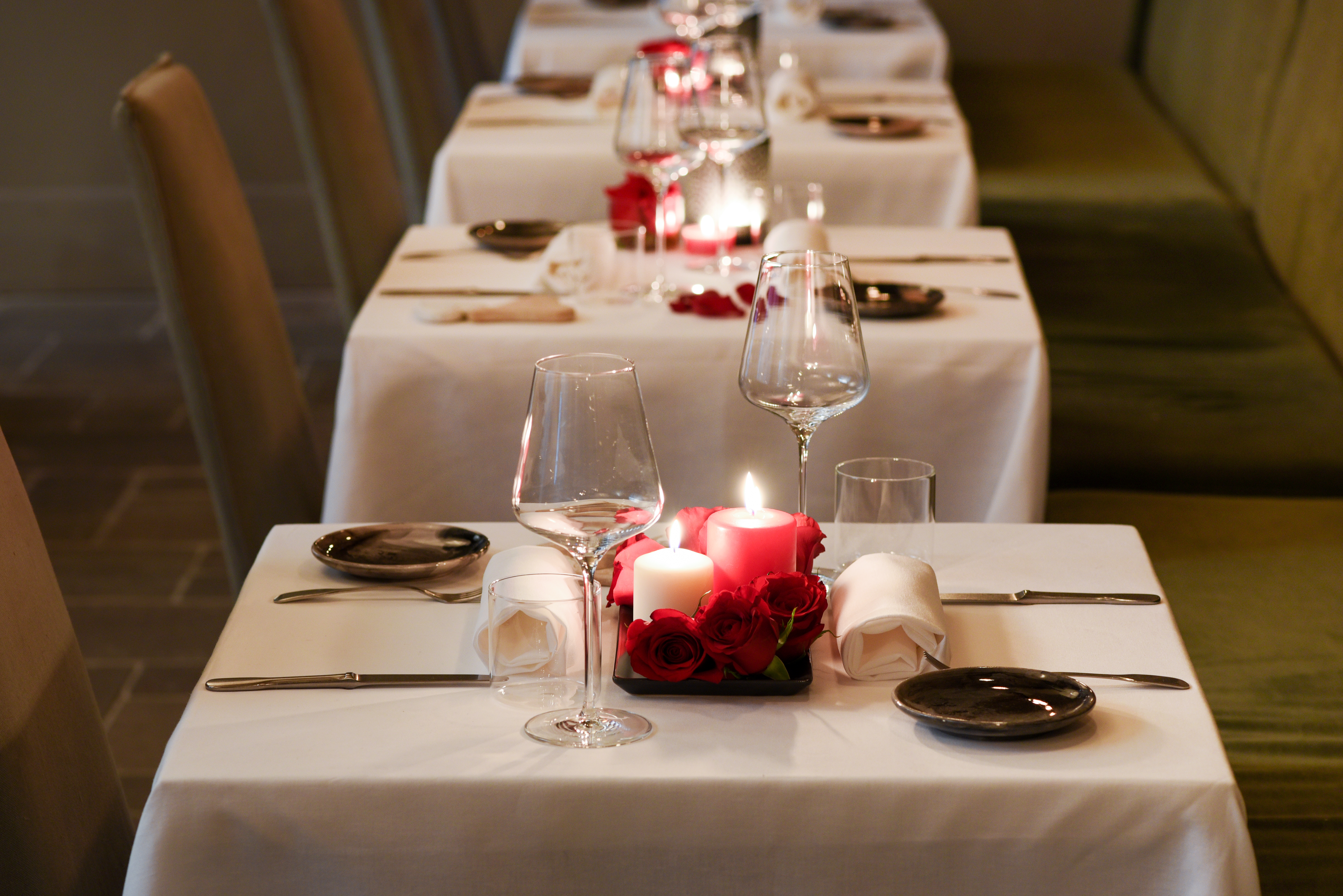 romantic table settings with candles in restaurant 2025 03 05 10 06 30 utc Encontro Nacional para Casais A SEICHO-NO-IE DO BRASIL realizará o 9º Encontro Nacional para Casais, entre 9 a 12 de outubro de 2025, na encantadora cidade de Foz do Iguaçu-PR.