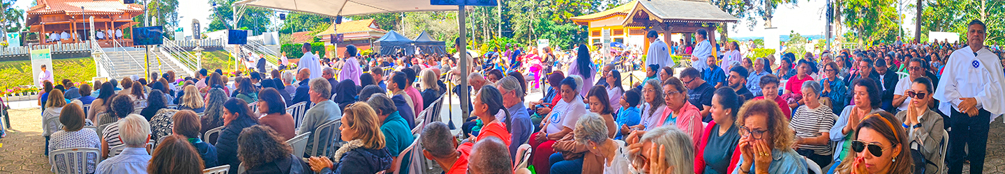 FSH 2025 Panoramicas 13 O que é a FSH? É isso que faz a Festividade ser tão especial: quando você participa, com profundo sentimento de amor e gratidão, o mundo espiritual se regozija e se une ao plano material, e todos com grande alegria recebem as bênçãos de Deus que vêm através das palavras da Verdade.