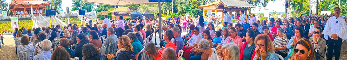 FSH 2025 Panoramicas 13 O que é a FSH? A Festividade do Santuário Hōzō do Brasil é um grandioso evento que reúne tanto no mundo terreno como no mundo espiritual, milhares de pessoas na Academia Sul-Americana de Treinamento Espiritual da Seicho-No-Ie – Ibiúna (SP), para juntas orarem às almas de seus antepassados, manifestando sentimento de amor e gratidão a eles.A Verdade de que a Vida é eterna constitui a base da moral prática e da religião prática. É por isso que demonstramos sincero sentimento de reverência às almas dos antepassados.