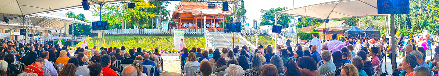 FSH 2025 Panoramicas 14 O que é a FSH? É isso que faz a Festividade ser tão especial: quando você participa, com profundo sentimento de amor e gratidão, o mundo espiritual se regozija e se une ao plano material, e todos com grande alegria recebem as bênçãos de Deus que vêm através das palavras da Verdade.