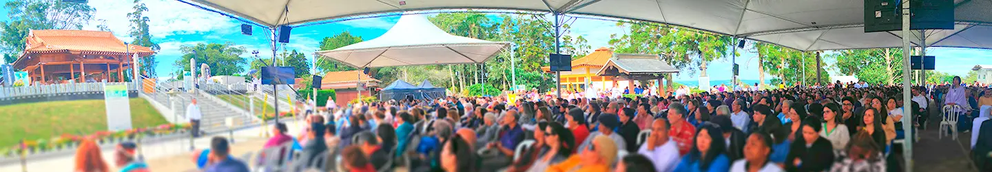 FSH 2025 Panoramicas 9 O que é a FSH? A Festividade do Santuário Hōzō do Brasil é um grandioso evento que reúne tanto no mundo terreno como no mundo espiritual, milhares de pessoas na Academia Sul-Americana de Treinamento Espiritual da Seicho-No-Ie – Ibiúna (SP), para juntas orarem às almas de seus antepassados, manifestando sentimento de amor e gratidão a eles.A Verdade de que a Vida é eterna constitui a base da moral prática e da religião prática. É por isso que demonstramos sincero sentimento de reverência às almas dos antepassados.